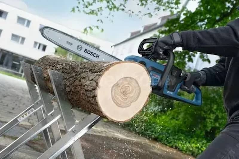 اره برقی درخت بر قوی برای قطع شاخه ها